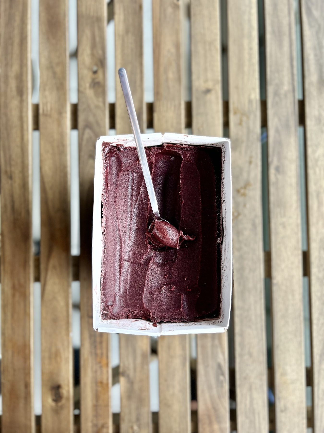 Caixa Maçaix aberta vista de cima, colher na polpa de açaí
